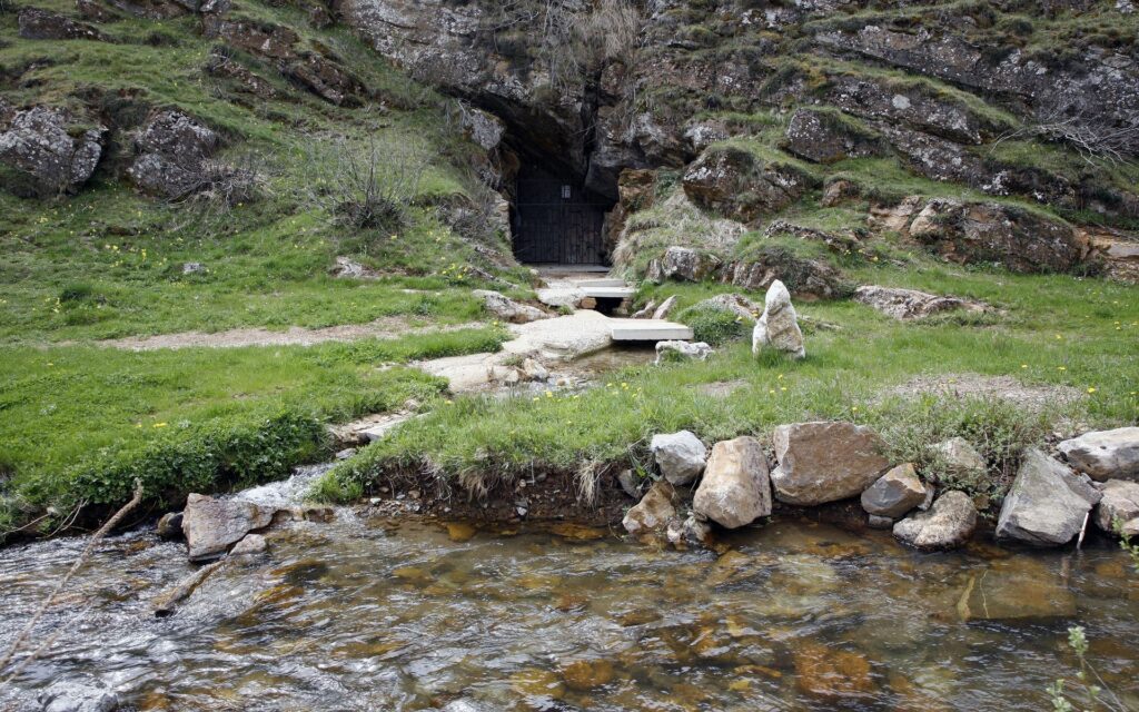 Fuente de la Cueva, en la Abadía de Lebanza. Foto: Palencia Turismo