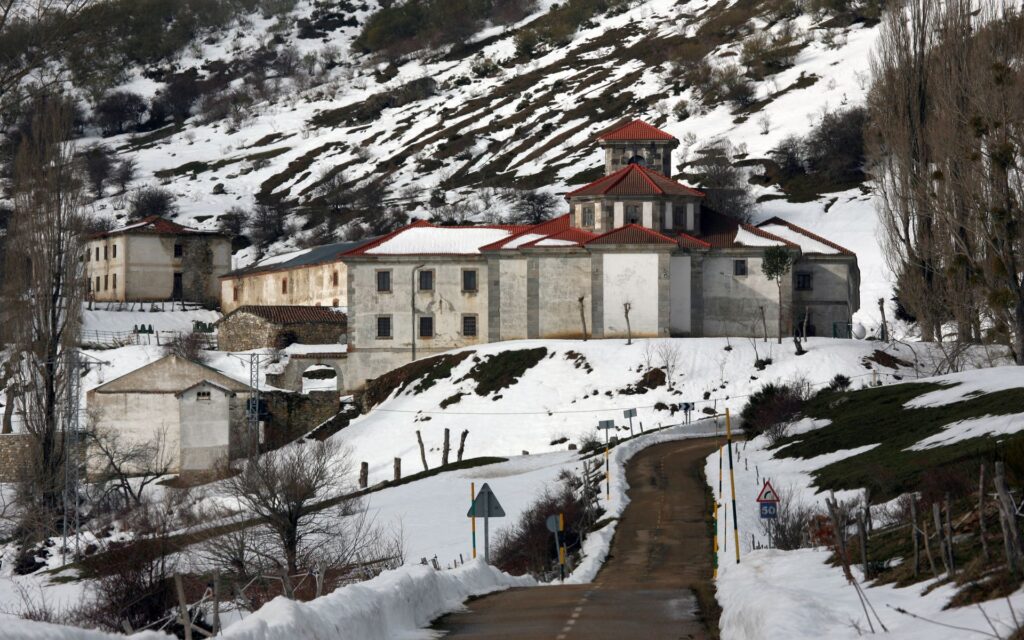 Abadía de Lebanza en invierno. Foto: Palencia Turismo