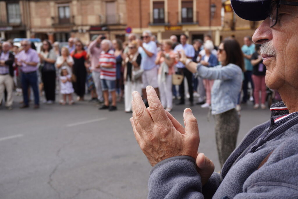 Manifestación en Saldaña contra el traslado de los párrocos Luis Ángel y Ramón de la localidad