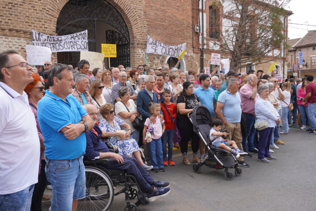 Manifestación en Saldaña contra el traslado de los párrocos Luis Ángel y Ramón de la localidad