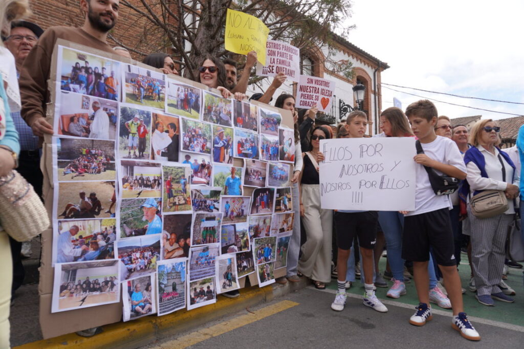 Manifestación en Saldaña contra el traslado de los párrocos Luis Ángel y Ramón de la localidad