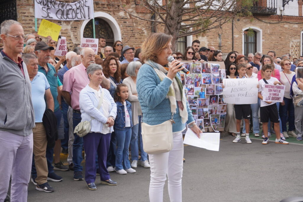 Charla de Piedad López en la manifestación en Saldaña contra el traslado de los párrocos Luis Ángel y Ramón de la localidad