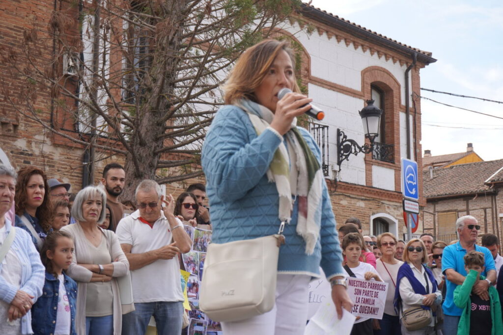 Charla de Piedad López en la manifestación en Saldaña contra el traslado de los párrocos Luis Ángel y Ramón de la localidad