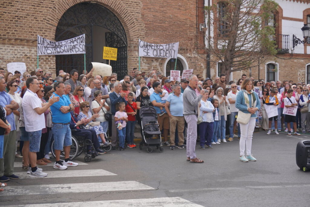 Manifestación en Saldaña contra el traslado de los párrocos Luis Ángel y Ramón de la localidad