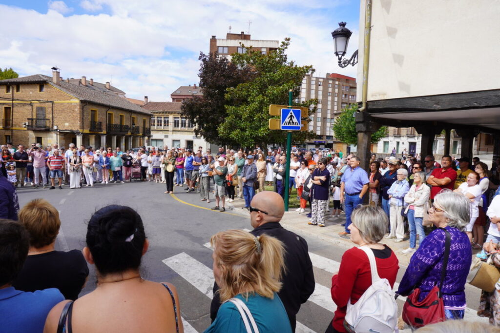 Manifestación en Saldaña contra el traslado de los párrocos Luis Ángel y Ramón de la localidad