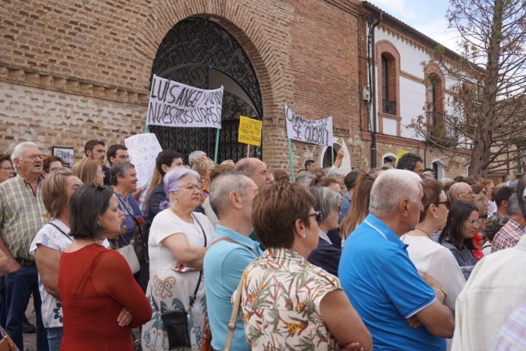 Manifestación en Saldaña contra el traslado de los párrocos Luis Ángel y Ramón de la localidad