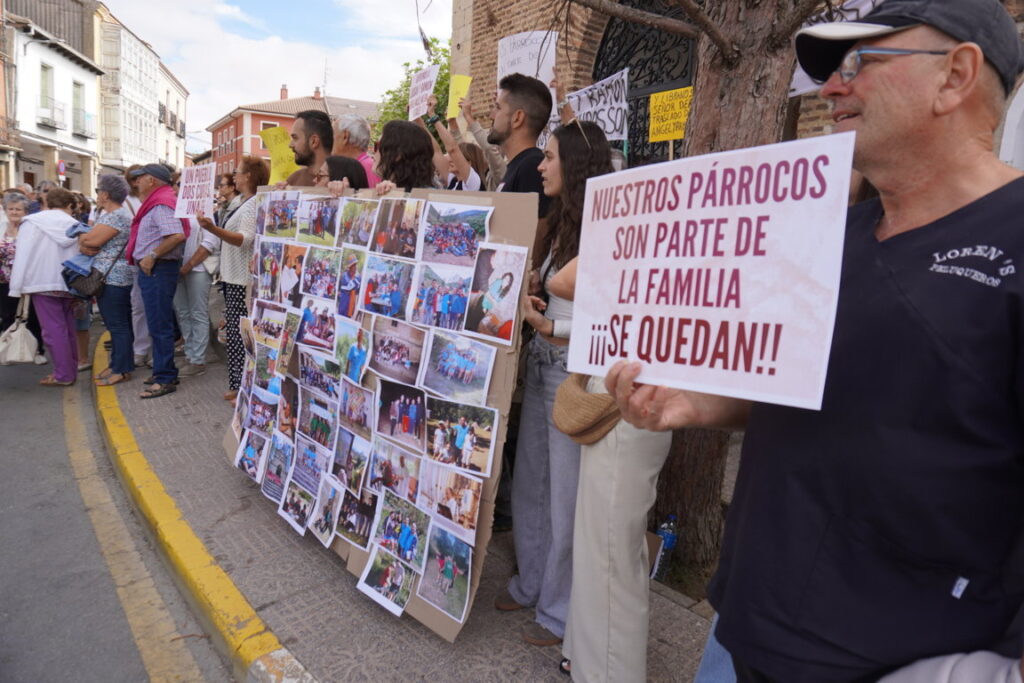 Manifestación en Saldaña contra el traslado de los párrocos Luis Ángel y Ramón de la localidad