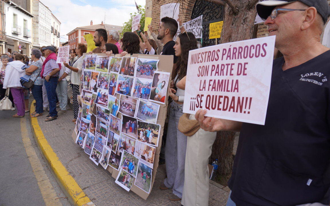 Manifestación en Saldaña contra el traslado de los párrocos Luis Ángel y Ramón de la localidad