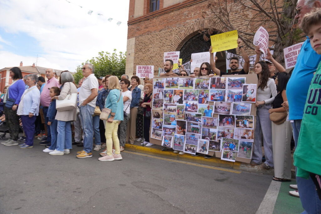 Manifestación en Saldaña contra el traslado de los párrocos Luis Ángel y Ramón de la localidad