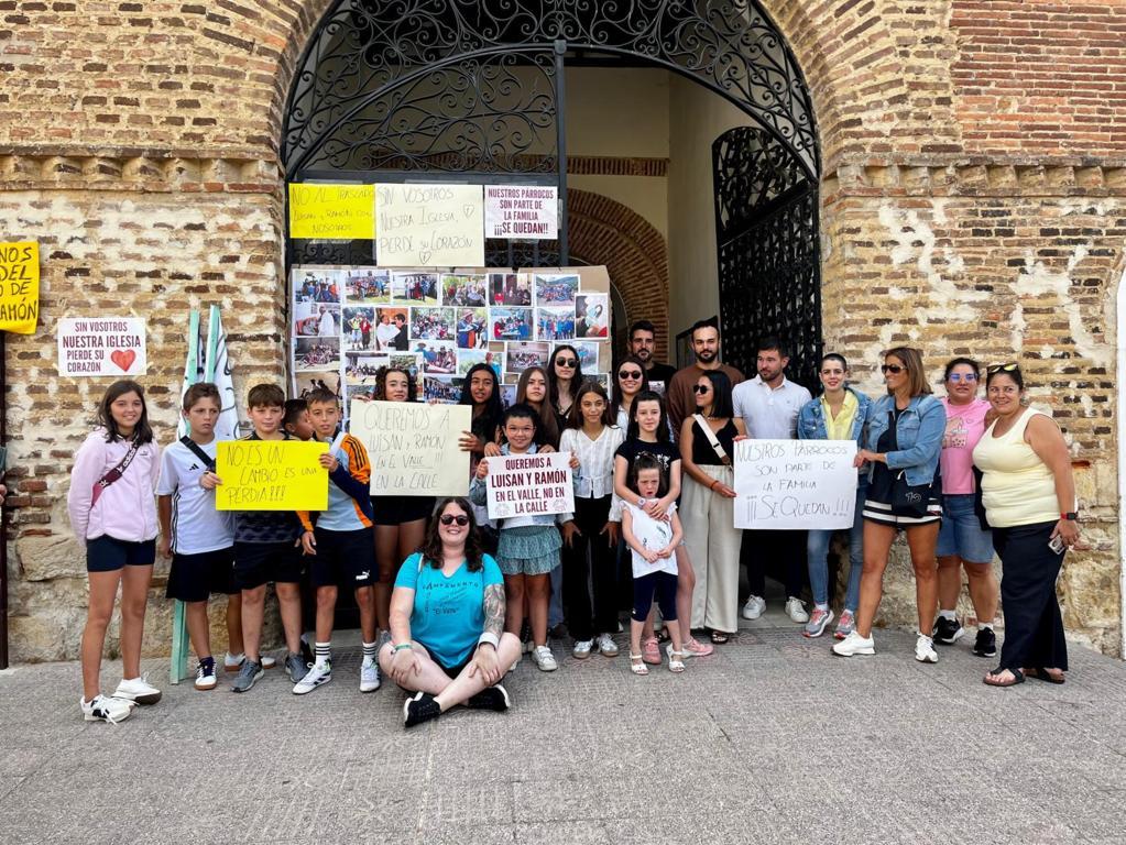 Jóvenes de Saldaña junto a los carteles de la manifestación contra la movilidad de sus párrocos