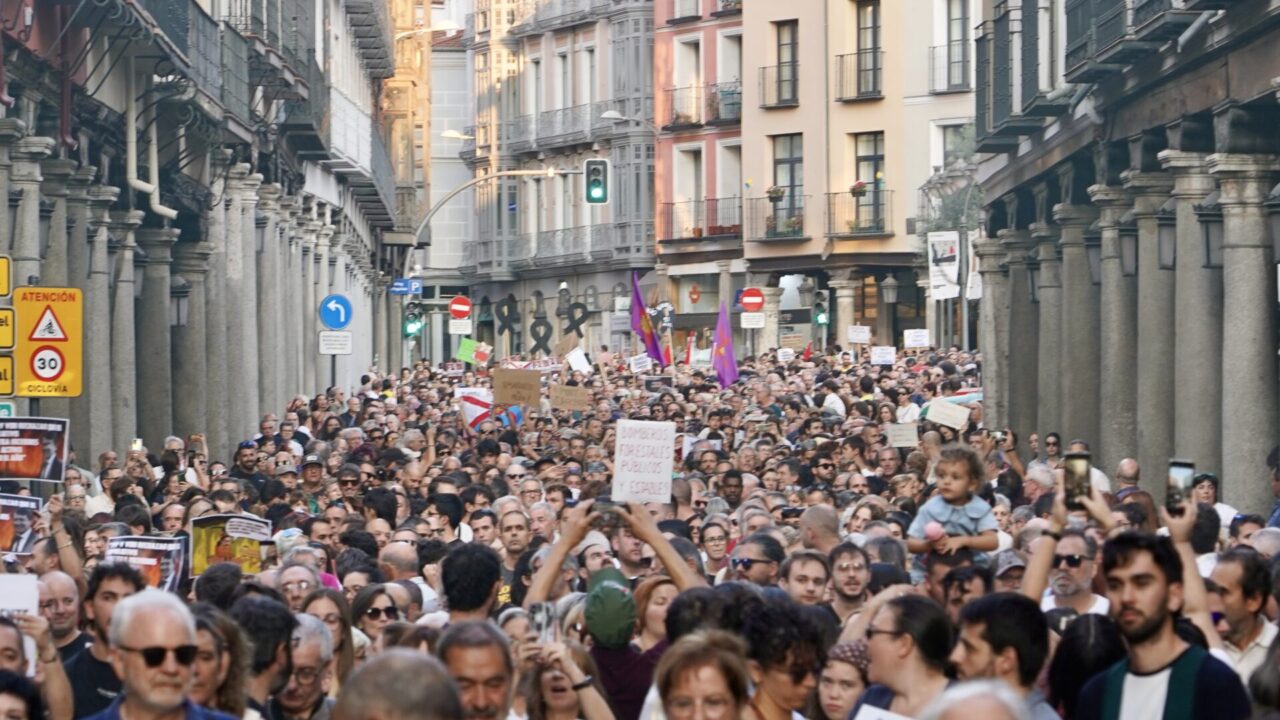Concentración bajo el lema ''''Nuestra tierra arde. Contra el fuego de la inacción: ¡Prevención y medios ya!''''. Fotografía: Miriam Chacón