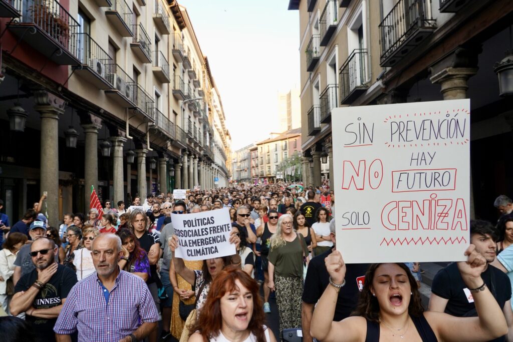 Concentración bajo el lema ''''Nuestra tierra arde. Contra el fuego de la inacción: ¡Prevención y medios ya!''''. Fotografía: Miriam Chacón