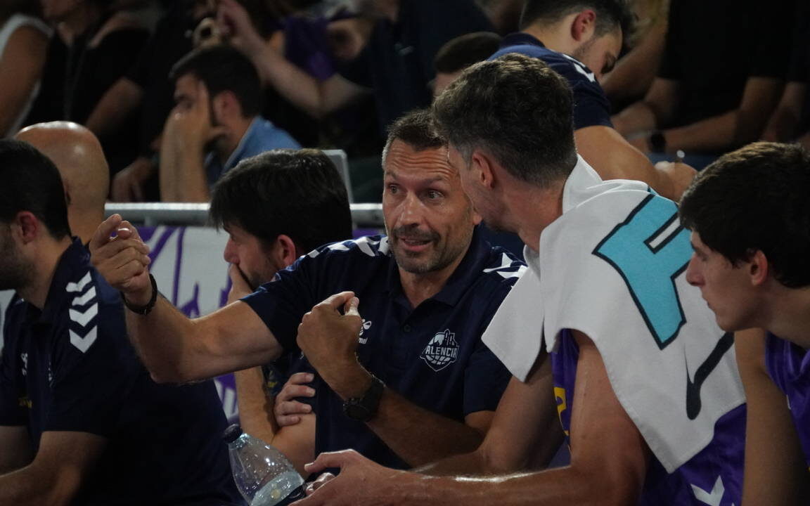Lezkano, dando instrucciones a Chema. / Óscar Herrero