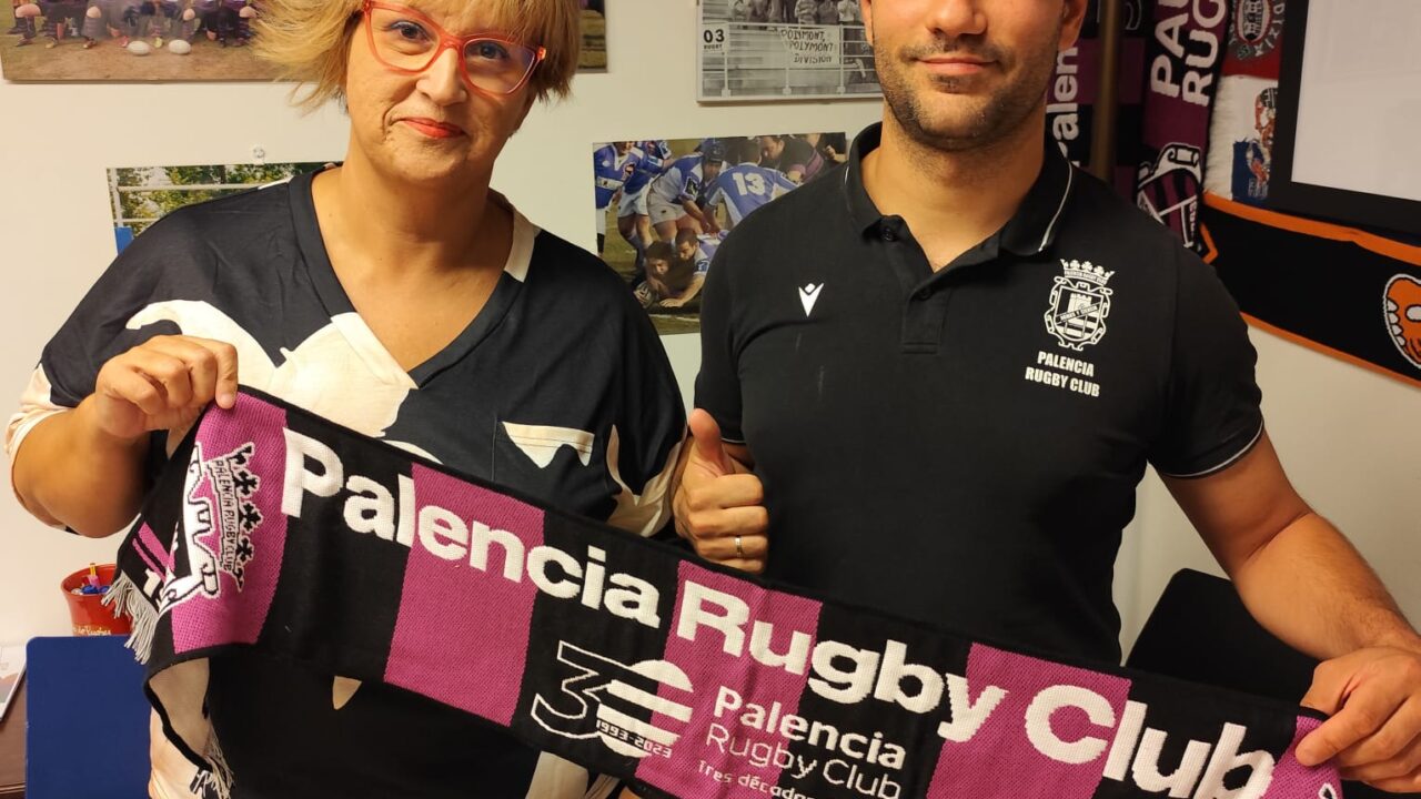 Presidenta y director deportivo y entrenador posan con la bufanda del club en la sede del mismo