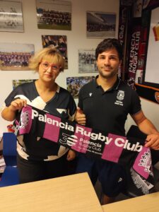 Presidenta y director deportivo y entrenador posan con la bufanda del club en la sede del mismo