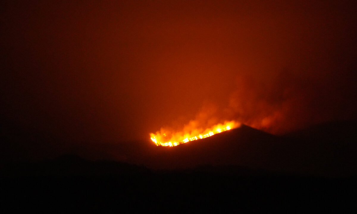 Vista del incendio de Resoba desde la localidad de Bañes. / Aida Acitores