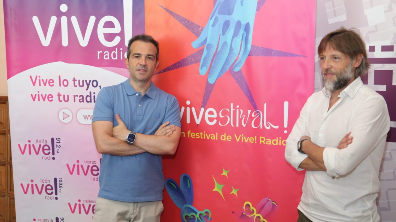 El concejal de Cultura, Francisco Fernández (D); y el director de Vive Radio en Palencia, Álvaro Lantda(I) en la rueda de prensa de presentación del Vivestival, cuya final de Castilla y León se celebrará el día 30 de agosto en Palencia. Fotografía: Brágimo