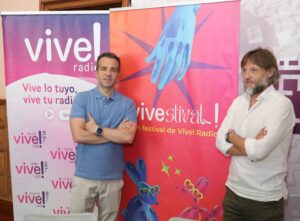 El concejal de Cultura, Francisco Fernández (D); y el director de Vive Radio en Palencia, Álvaro Lantda(I) en la rueda de prensa de presentación del Vivestival, cuya final de Castilla y León se celebrará el día 30 de agosto en Palencia. Fotografía: Brágimo