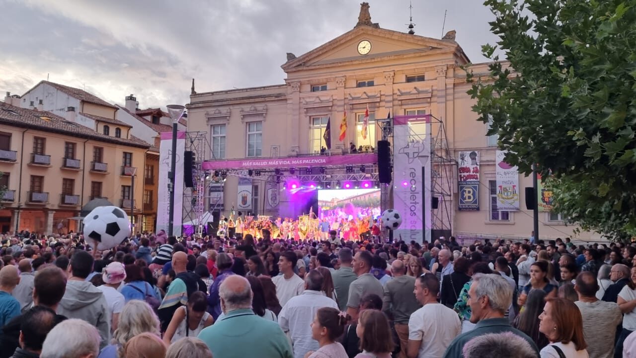 Plaza Mayor durante el pregón. / Sergio Lozano