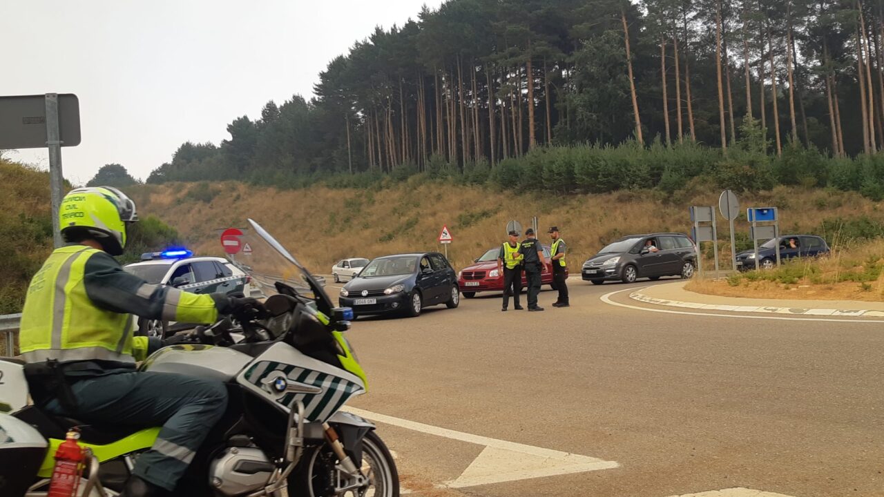 Control en la glorieta de la CL-615 para evitar la entrada en Guardo. / Óscar Herrero