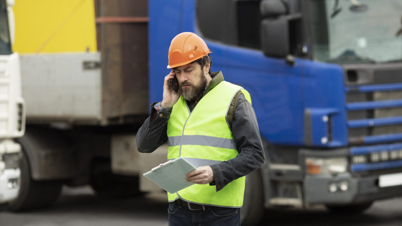tiro-medio-hombre-hablando-por-telefono