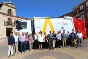 Entrega de un nuevo camión de recogida de residuos para la Mancomunidad La Vallarna (Palencia) El consejero de la Presidencia, Luis Miguel González Gago(2I); junto a la alcaldesa de Osorno, María Felix Dehesa(2D), entre otros,, asiste al acto de entrega y puesta en funcionamiento de un nuevo camión de recogida de residuos para la Mancomunidad La Vallarna, en Osorno (Palencia). Fotografía: Brágimo
