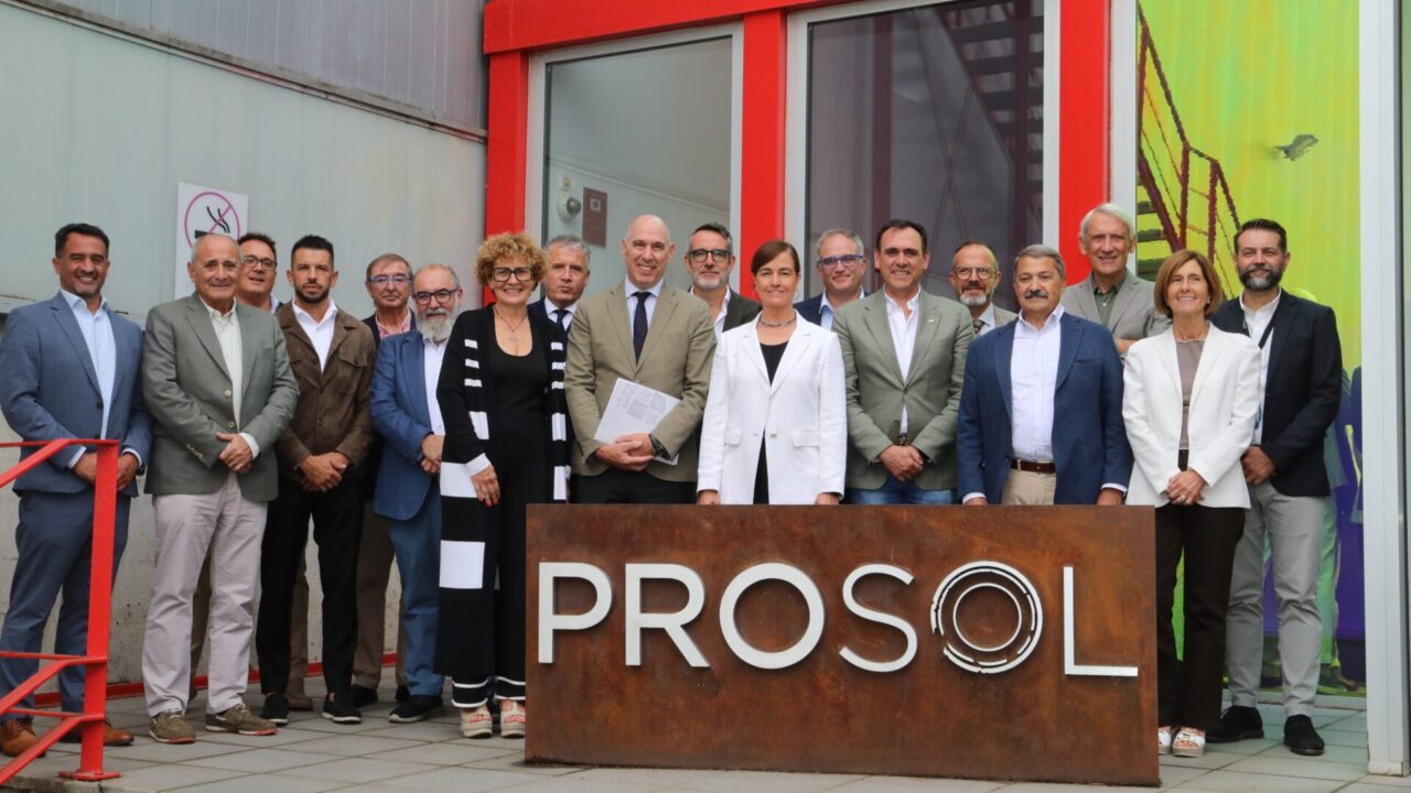 Reunión de la Junta Directiva de la Asociación de la Industria Alimentaria de Castilla y León, Vitartis, en la imagen, el presidente de Vitartis, Santiago Miguel Casado; el viceconsejero de Economía y Competitividad, Carlos Martín Tobalina; y la anfitriona , y CEO de Prosol, Rocío Hervella, entre otros, en momento de la reunión para analizar la evolución de las exportaciones de los productos alimentarios de Castilla y León. / Brágimo (ICAL)