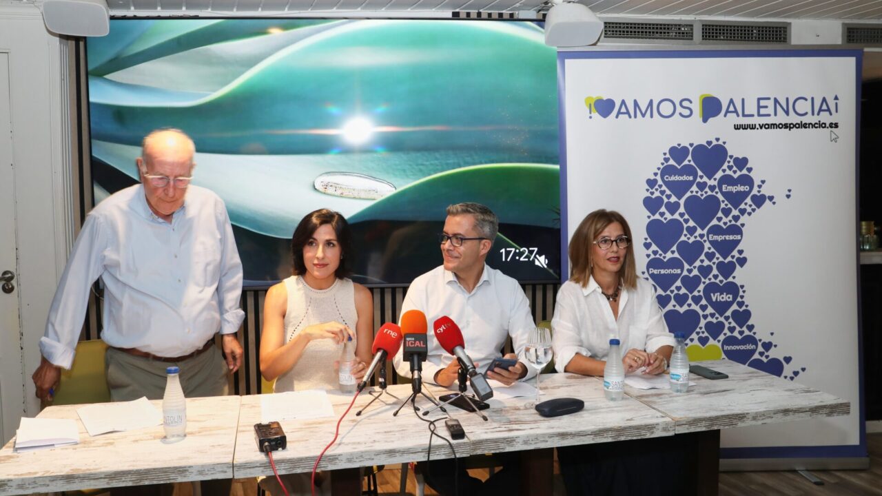 Rueda de prensa en la que, ayer, Vamos Palencia anunciaba la ruptura con el PSOE. / Brágimo (ICAL)