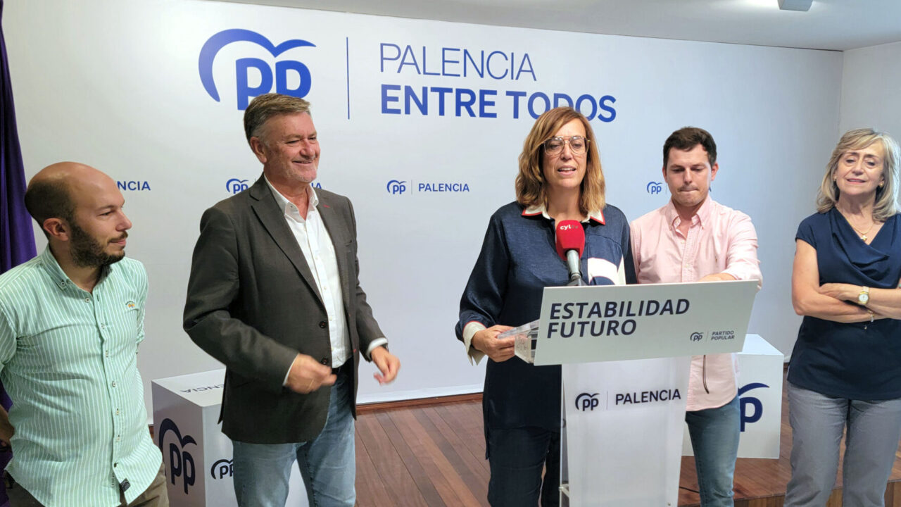 La presidenta del PP en Palencia, Ángeles Armisén, junto con el secretario autonómico, Francisco Vázquez, y otros dirigentes, informan antes de la reunión del Comité Ejecutivo Provincial del Partido Popular de Palencia.