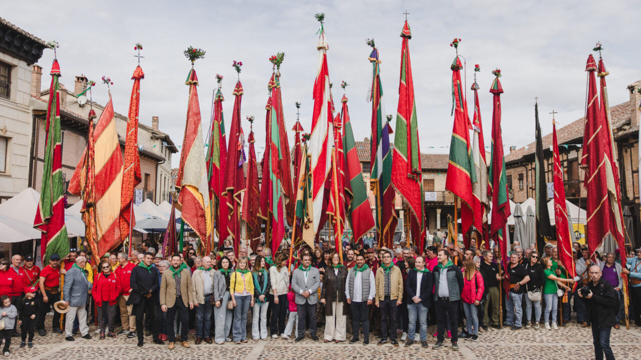 Desfile de Pendones Concejiles. Campaneros para anunciar los actos del día de la Provincia en Saldaña. / Lucía Burón Cabrero (ICAL)