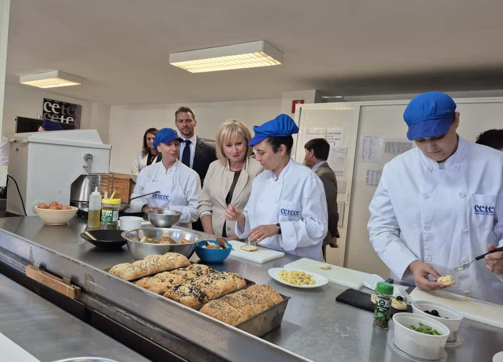 La consejera de Industria, Comercio y Empleo, Leticia García, visita el programa de formación y empleo ''''El valor del oficio tradicional: panaderos artesanos 4.1'''', de la Fundación Centro Tecnológico de Cereales de Castilla y León.