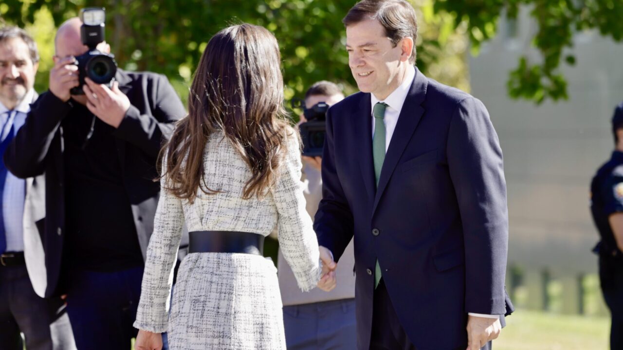 La reina Letizia visita el Centro de Investigación del Cáncer (CIC) de Salamanca con motivo de la celebración del Día Mundial de la investigación sobre esta enfermedad. En la imagen, junto al presidente de la Junta, Alfonso Fernández Mañueco. /ICAL