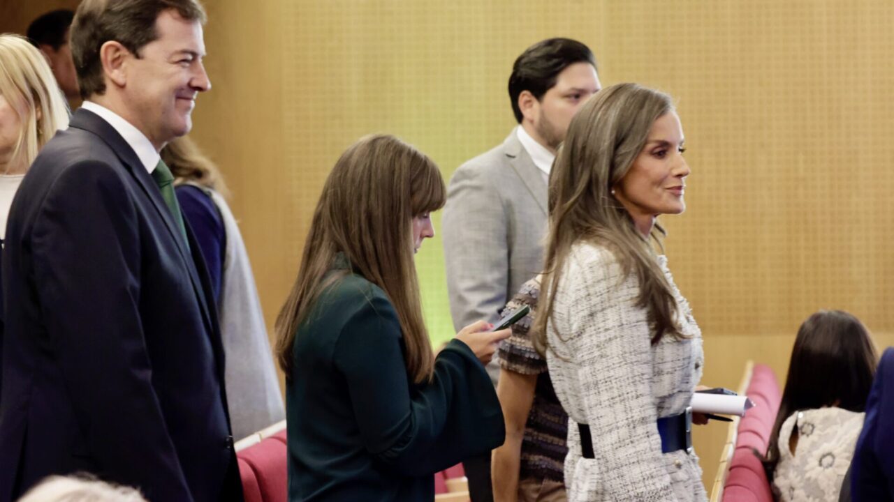 La reina Letizia visita el Centro de Investigación del Cáncer (CIC) de Salamanca con motivo de la celebración del Día Mundial de la investigación sobre esta enfermedad. / ICAL