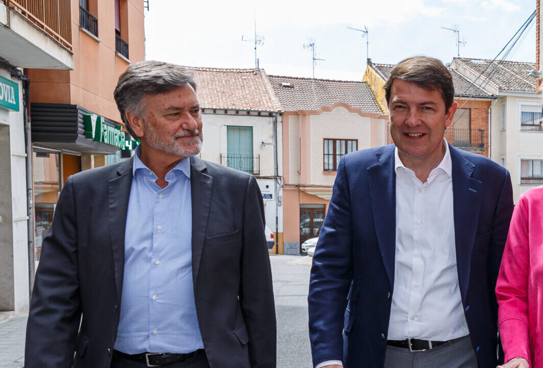 El secretario autonómico del PP, Francisco Vázquez y  presidente de la Junta y del PPCyL, Alfonso Fernández Mañueco. / ICAL