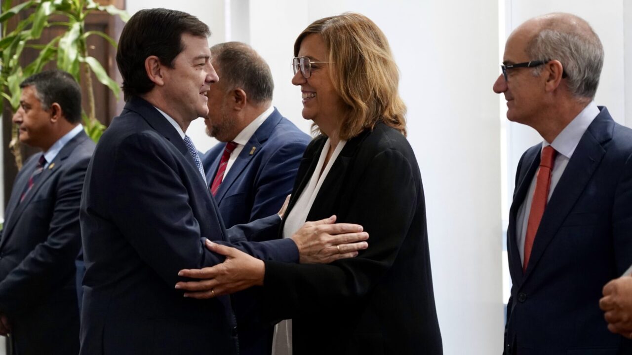El presidente de la Junta de Castilla y León, Alfonso Fernández Mañueco, y la presidenta de la Diputación de Palencia. / ICAL