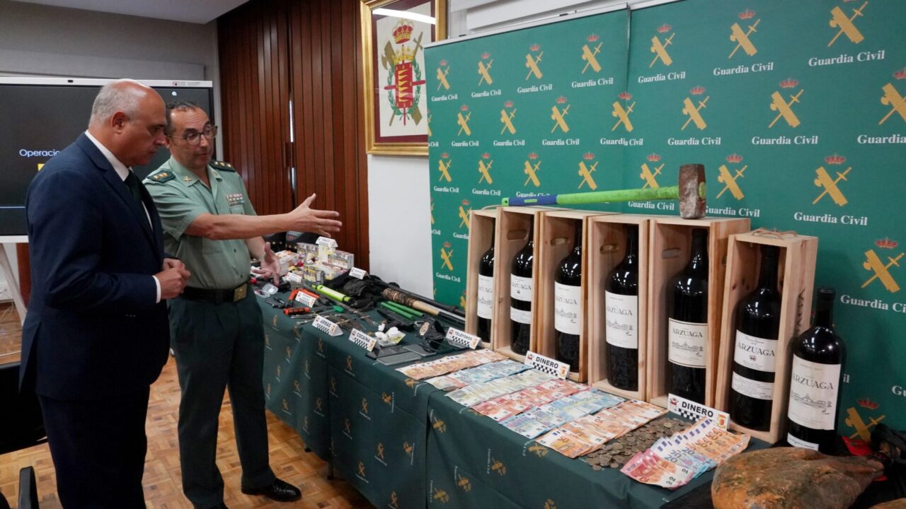 El subdelegado del Gobierno, Jacinto Canales, y el coronel jefe de la Comandancia de la Guardia Civil de Valladolid, Andrés Manuel Velarde Tazón, presentan una operación relacionada con robos con fuerza utilizando vehículos sustraídos. / ICAL