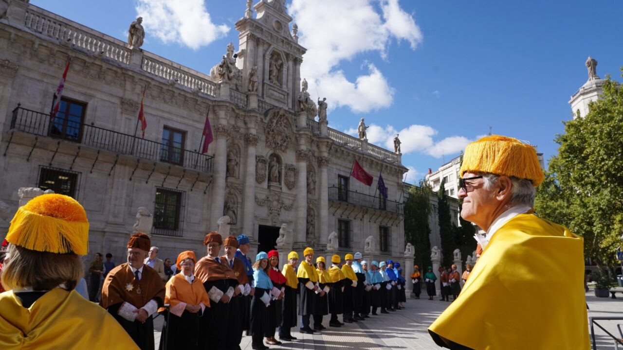 La Universidad de Valladolid (UVa) celebra el solemne acto de apertura del curso 2025-2026. La comitiva académica parte a las 11.45 horas desde el Palacio de Santa Cruz. El rector, Antonio Largo, atiende a los a los medios a las 11.30 horas, en la sala de prensa del Palacio de Santa Cruz.