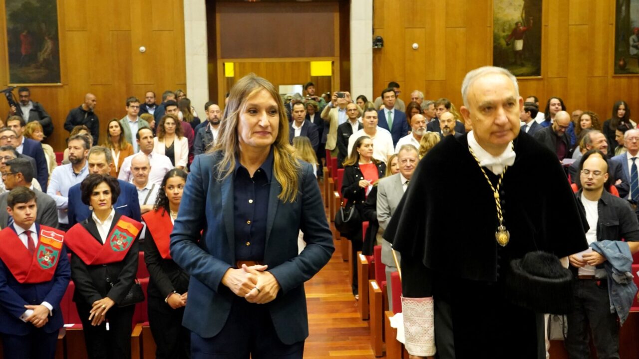 La Universidad de Valladolid (UVa) celebra el solemne acto de apertura del curso 2025-2026. La comitiva académica parte a las 11.45 horas desde el Palacio de Santa Cruz. El rector, Antonio Largo, atiende a los a los medios a las 11.30 horas, en la sala de prensa del Palacio de Santa Cruz.