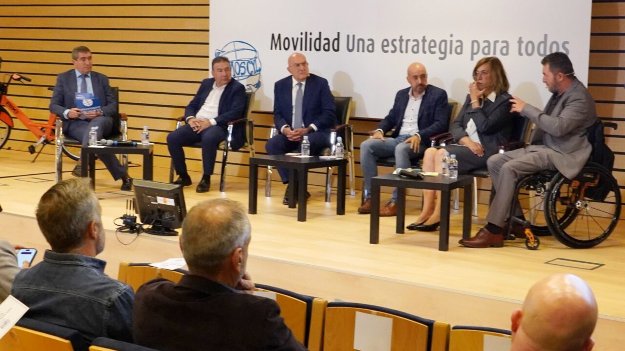 Mesa redonda "Movilidad, una estrategia para todos' en la que participó la presidenta de la Diputación de Palencia. / ICAL