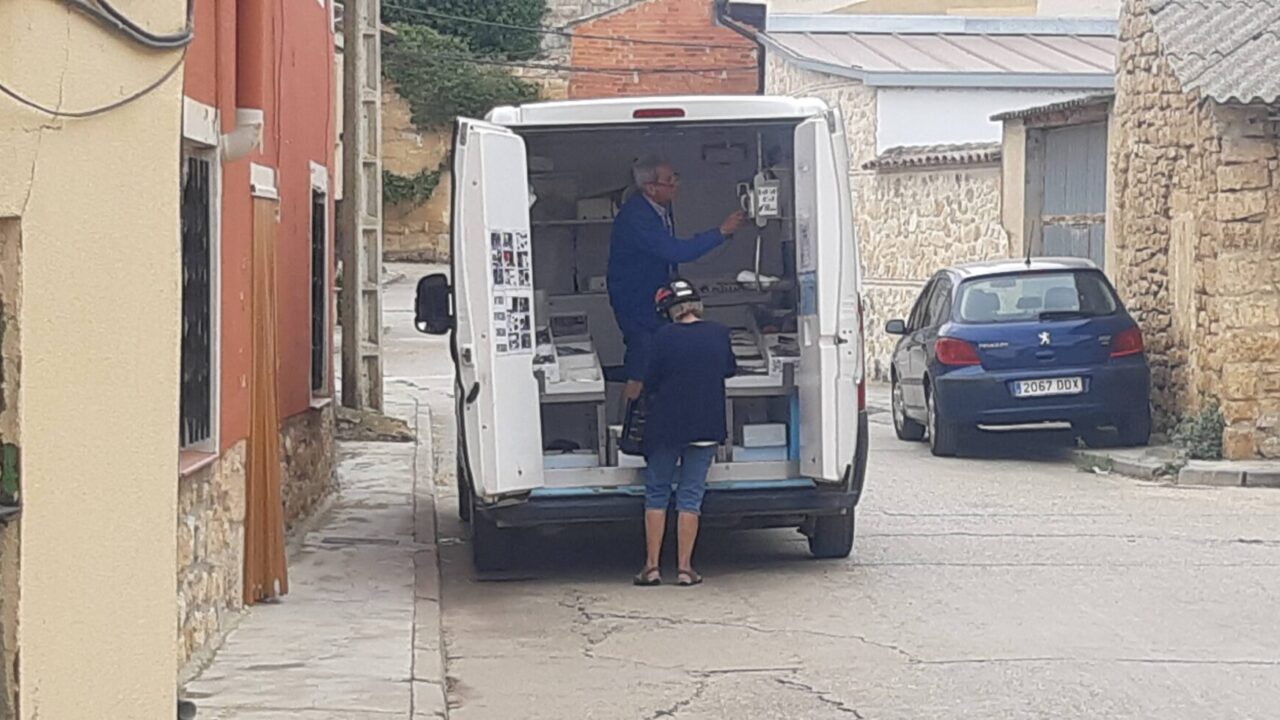 Un vendedor ambulante en la provincia de Palencia. / Óscar Herrero