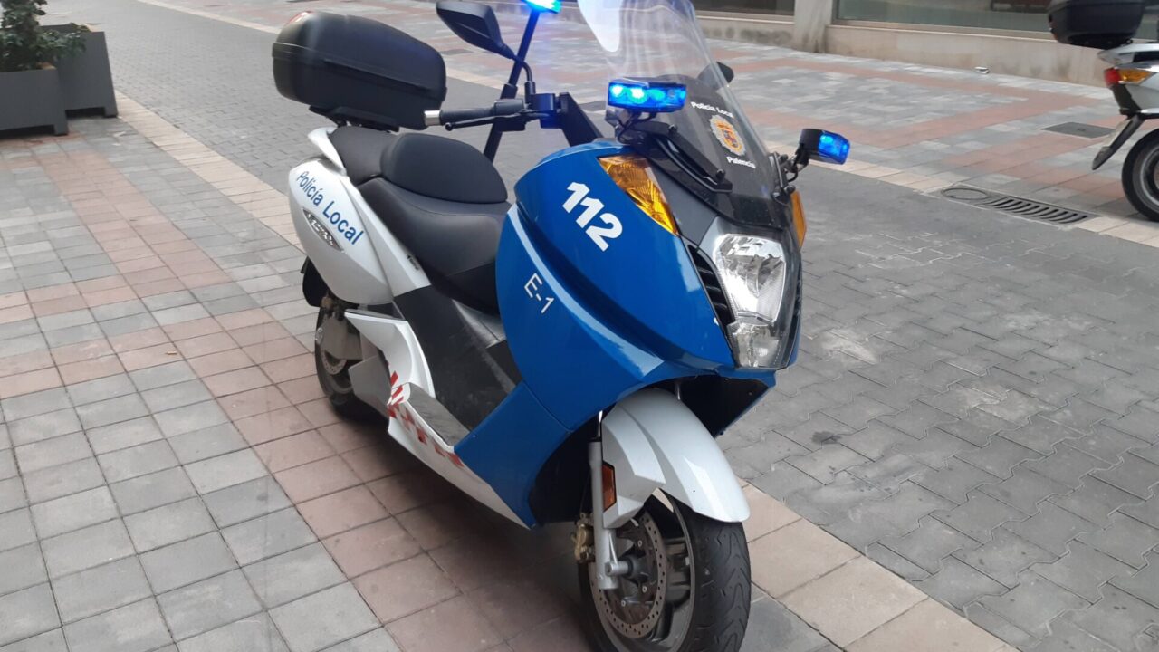 Una moto de la Policía Local de Palencia en la calle La Cestilla. / Óscar Herrero