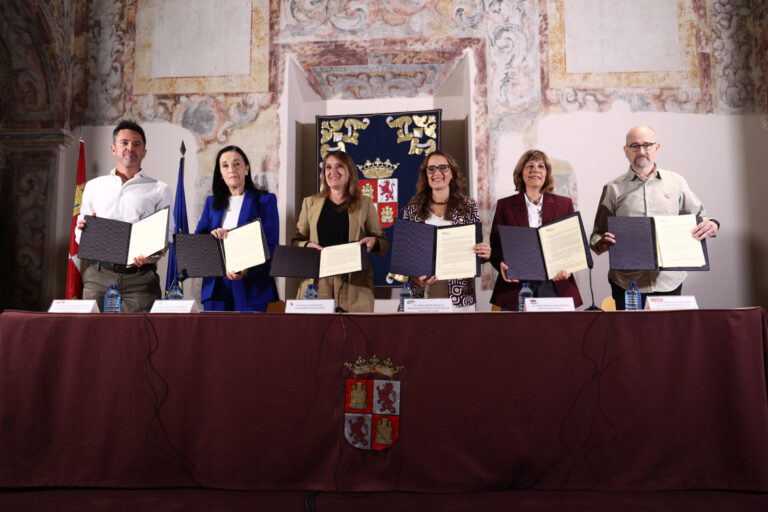 La consejera de Educación, Rocío Lucas, firma con las organizaciones sindicales el acuerdo de mejora de las condiciones laborales del personal docente de centros públicos no universitarios de la Comunidad. Fotografía: R. Valtero (ICAL)