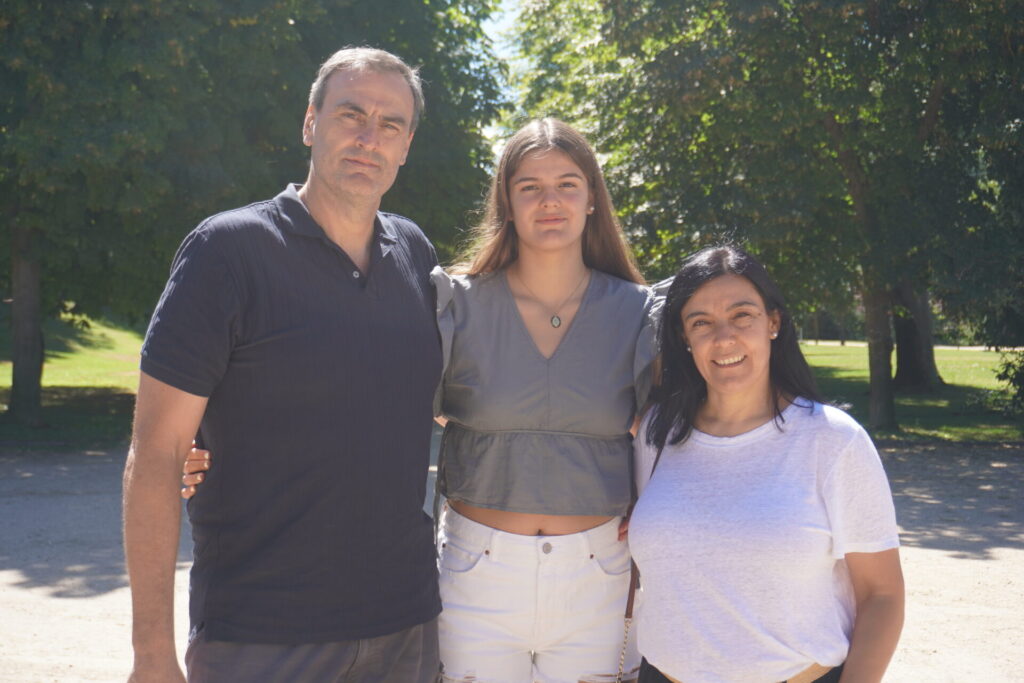 Amelia Alonso junto a sus padres. Fotografía: Palencia en la Red