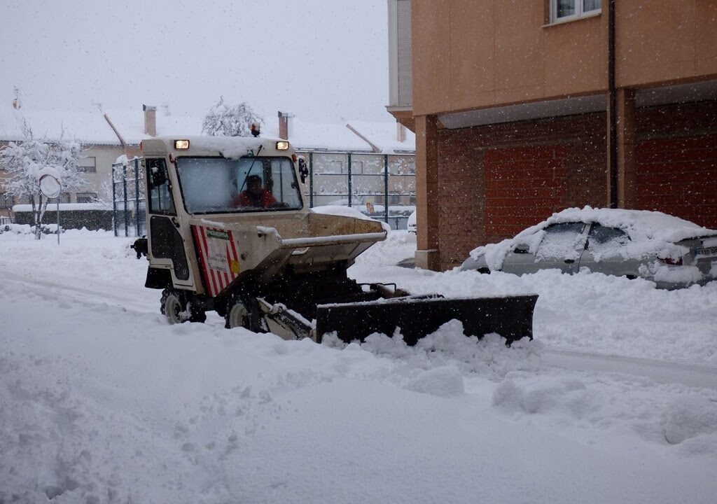 Una máquina municipal retira nieve en una imagen de archivo de Cervera de Pisuerga. / Verena Iglesias