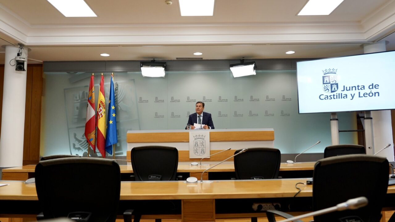 El consejero de Economía y Hacienda y portavoz de la Junta, Carlos Fernández Carriedo, comparece para informar de los asuntos aprobados en el Consejo de Gobierno. Fotografía: Leticia Pérez (ICAL)
