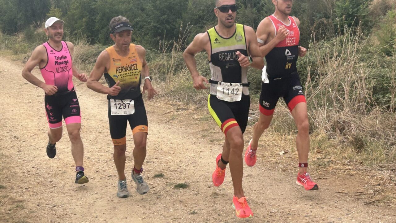 David Pérez (d.), en el tercer sector del Triatlón de Villamuriel
