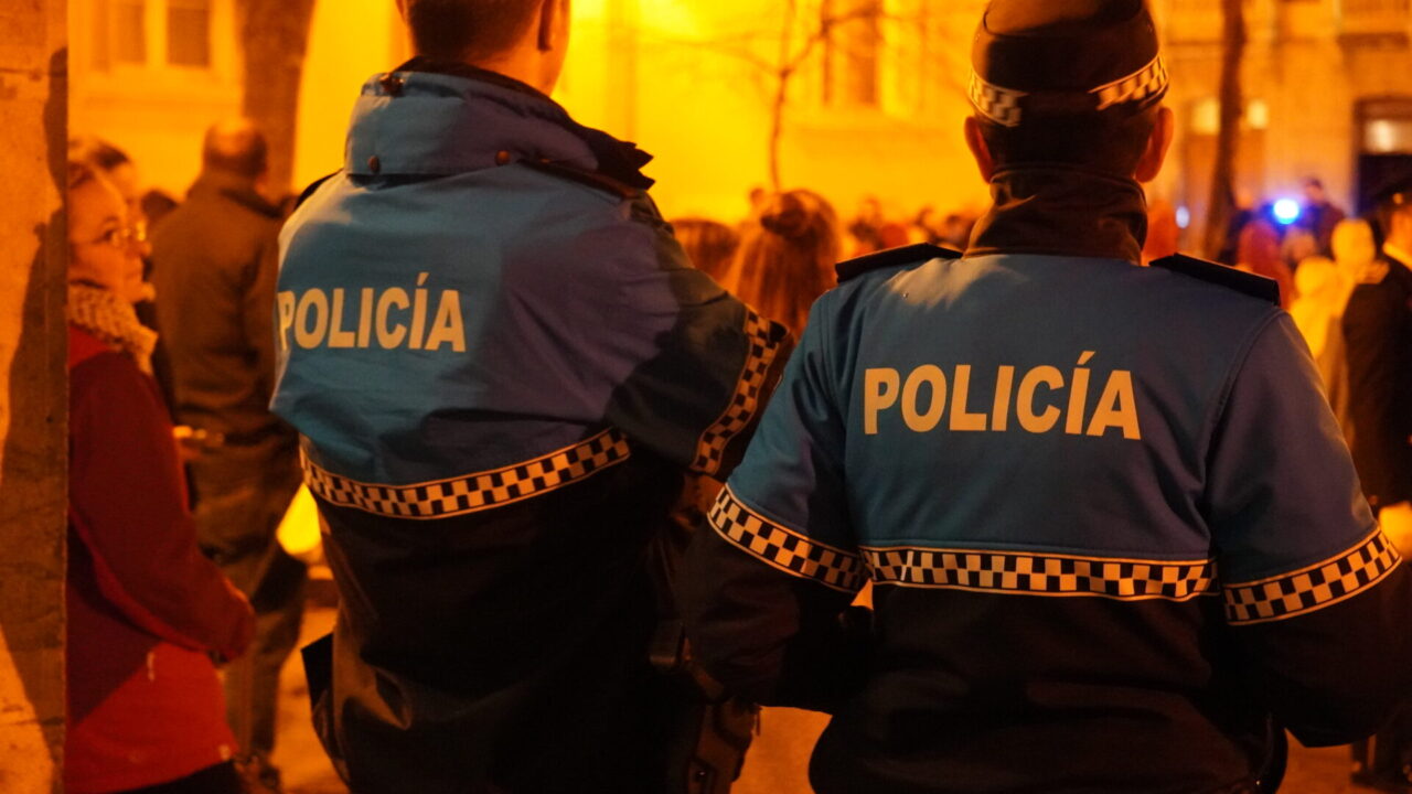 Dos agentes de la Policía Local realizando un servicio durante la pasada Semana Santa. / Óscar Herrero