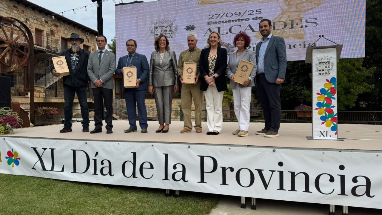 Homenaje a los alcaldes de la provincia de Palencia, representados por los regidores de los municipios y localidades donde se hallan las Villas Romanas y sus museos. / Aida Acitores