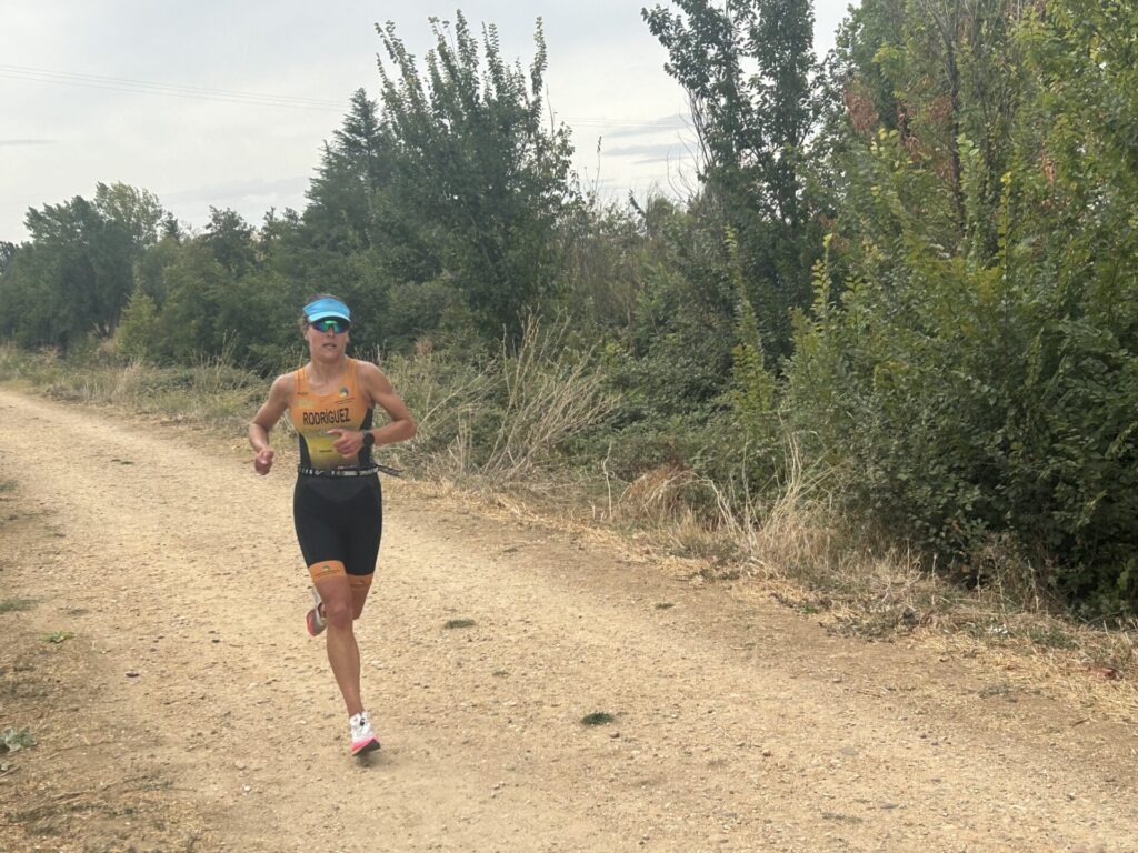 Ester Rodríguez, en el tercer sector del Triatlón de Villamuriel