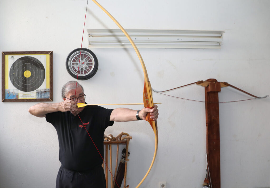Fidel Campo, un arquero y artesano palentino, logra transformar la tradición en arcos únicos desde hace más de 20 años, en la imgen en su taller de Magaz de Pisuerga(Palencia). Fotografía: Brágimo